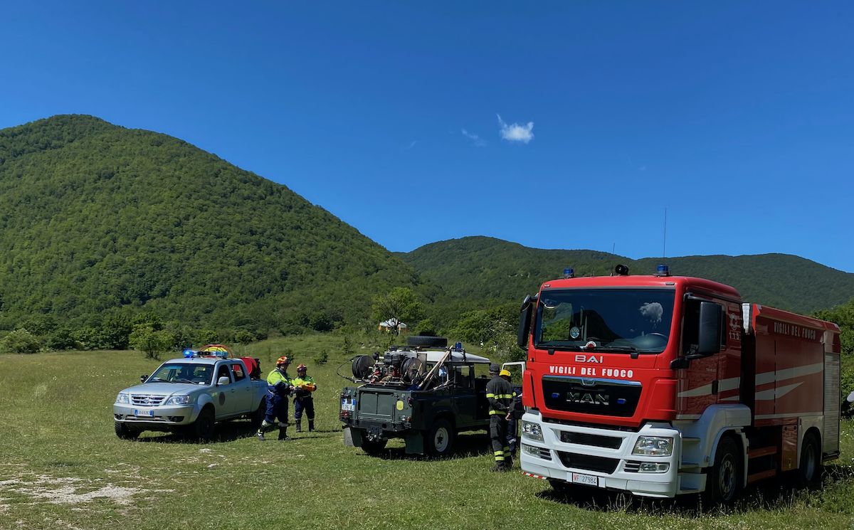 Incendio Abruzzo Ora - Incendi Abruzzo, Verdi: 'La Procura indaghi sui ritardi ... - Cinque le squadre dei vigili del fuoco impegnate nei soccorsi, evacuate due abitazioni limitrofe alla zona.