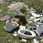 Tanti rifiuti abbandonati a pochi metri dalla discarica comunale di Lecce nei Marsi