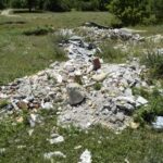 Tanti rifiuti abbandonati a pochi metri dalla discarica comunale di Lecce nei Marsi