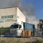 Violento incendio in un centro riciclo rifiuti cartacei ad Avezzano