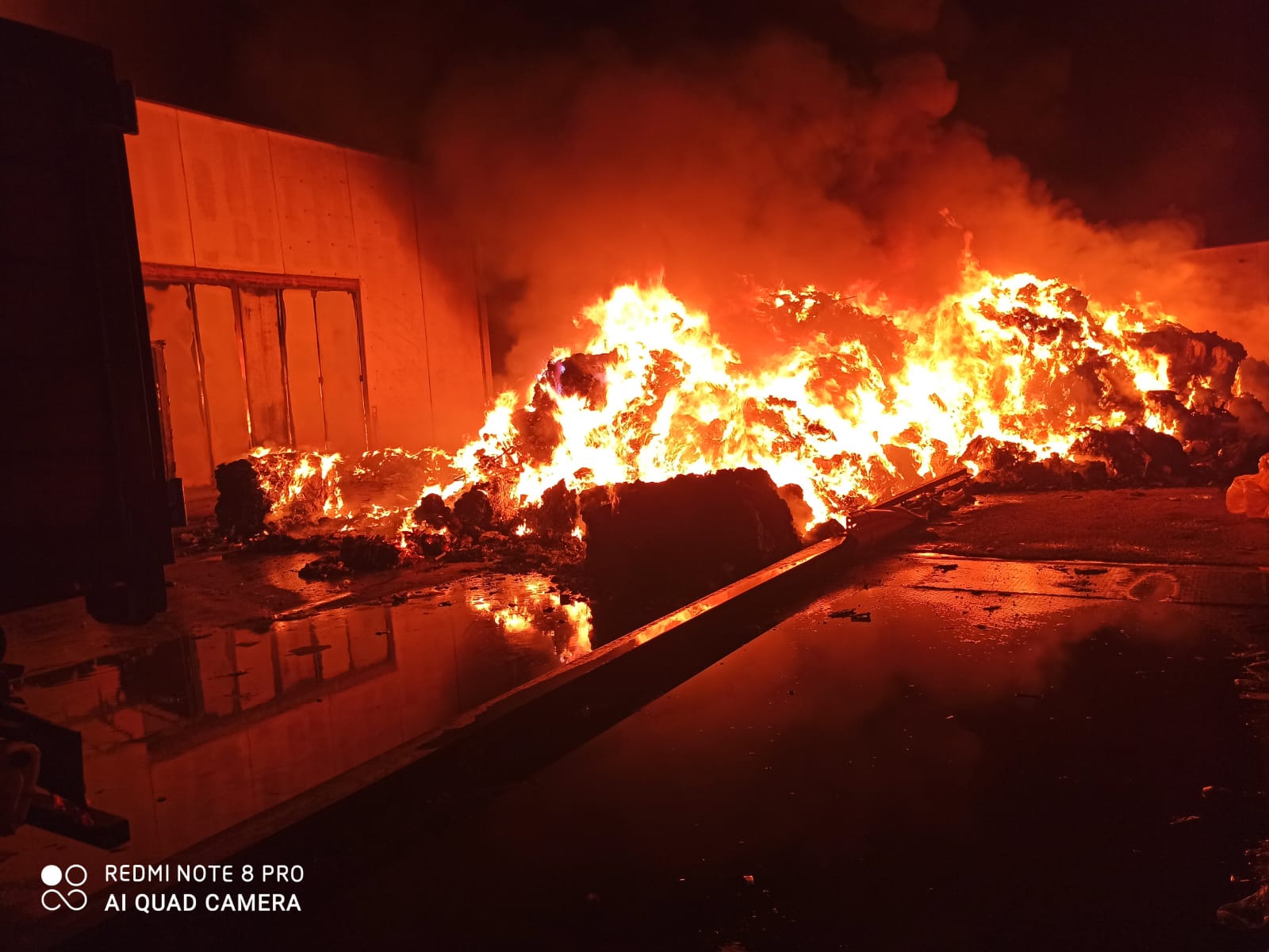 Violento incendio in un centro riciclo rifiuti cartacei ad Avezzano