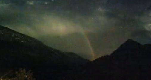 Arcobaleno notturno a Opi. Le spettacolari immagini riprese da una webcam