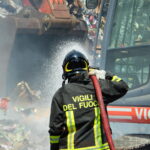 Incendio ad Avezzano, intervento dei Vigili del Fuoco ancora in corso. Città invasa dalle polveri del rogo