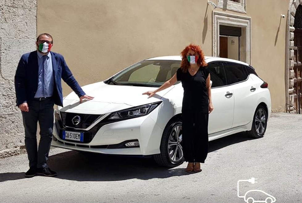 Nissan e L'Aquila ancora insieme per la mobilità sostenibile: 5 Nissan LEAF 100% elettriche a supporto della Polizia Municipale e del Sindaco