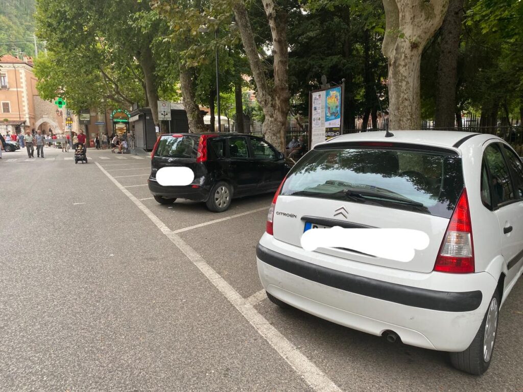 Parcheggi selvaggi a Tagliacozzo, il sindaco Giovagnorio: "Questa è la civiltà e il rispetto delle norme del Codice della strada da parte di alcuni"