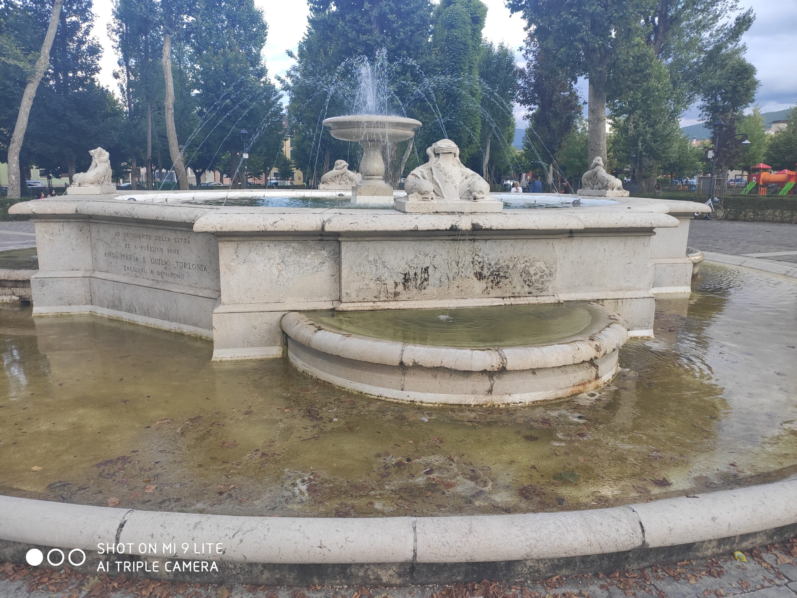 Anche nella fontana di piazza Torlonia alghe, muschi ed immondizia