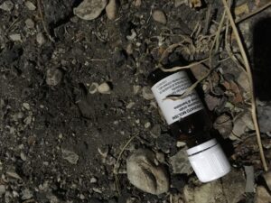 Avezzano, siringhe usate e flaconi di metadone gettati a terra su Via Madonna del Passo