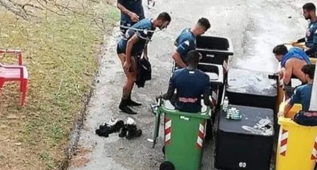 Cosa ci fanno i giocatori del Napoli, in ritiro a Castel di Sangro, nei bidoni della spazzatura?