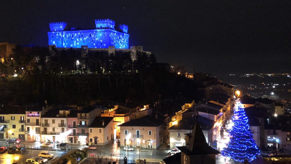 Celano, il Castello Piccolimini si illumina di blu per gli auguri di “Buon Anno Nuovo”