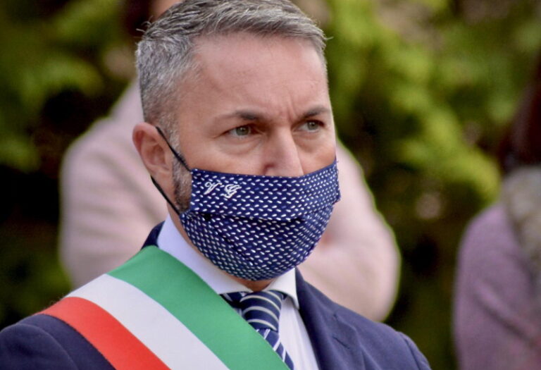 Il Sindaco di Tagliacozzo, Vincenzo Giovagnorio, partecipa al sit-in davanti all'Ospedale di Avezzano il 18 dicembre