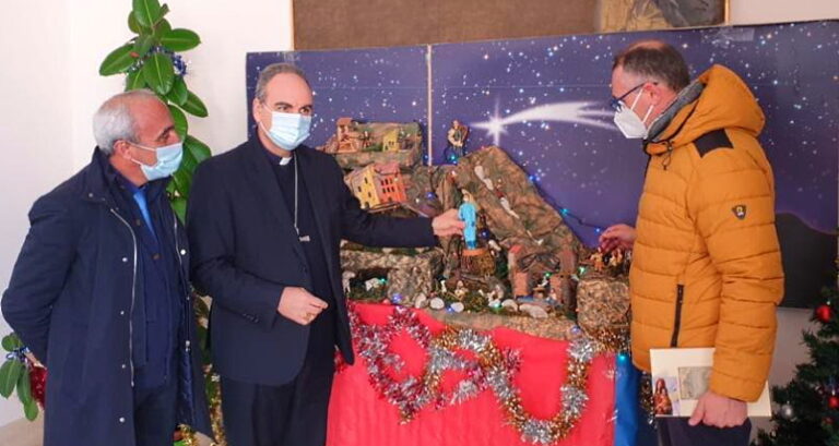 Il Presidente Confartigianato Imprese Avezzano consegna al Vescovo di Sulmona-Valva la statuita di un'infermiera per il Presepe