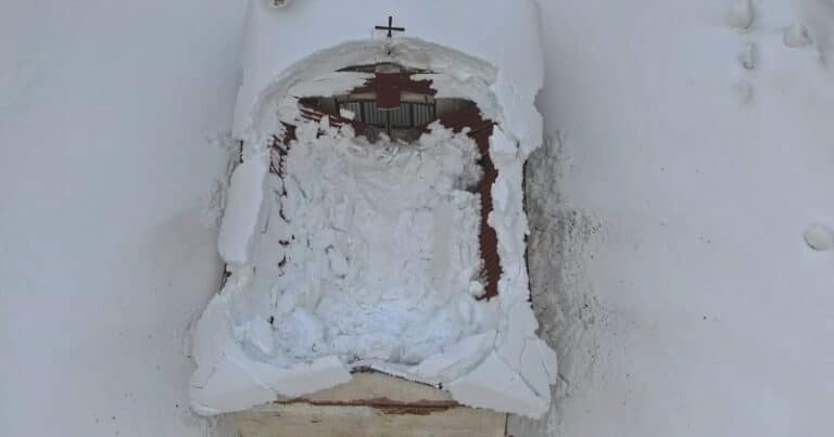 Crolla il tetto della chiesetta di Marsia a causa della tanta neve accumulata