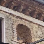 Lungo le antiche mura e i vicoli silenziosi del centro storico di Celano 