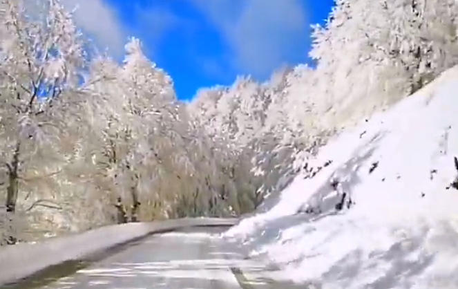 Scenario d'incanto tra la neve a Forca d'Acero