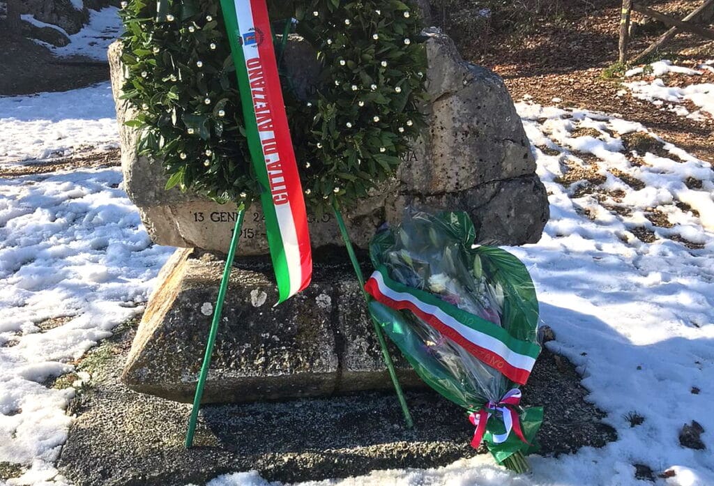 Nazione Futura Avezzano omaggia i caduti del terremoto di Avezzano depositando una composizione floreale ai piedi del Memoriale