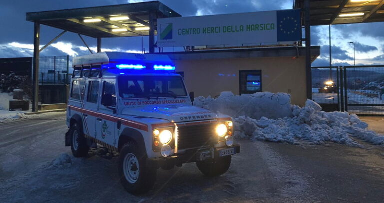 Protezione Civile all'Interporto di Avezzano per dare assistenza gli autisti dei Tir in difficoltà per la neve