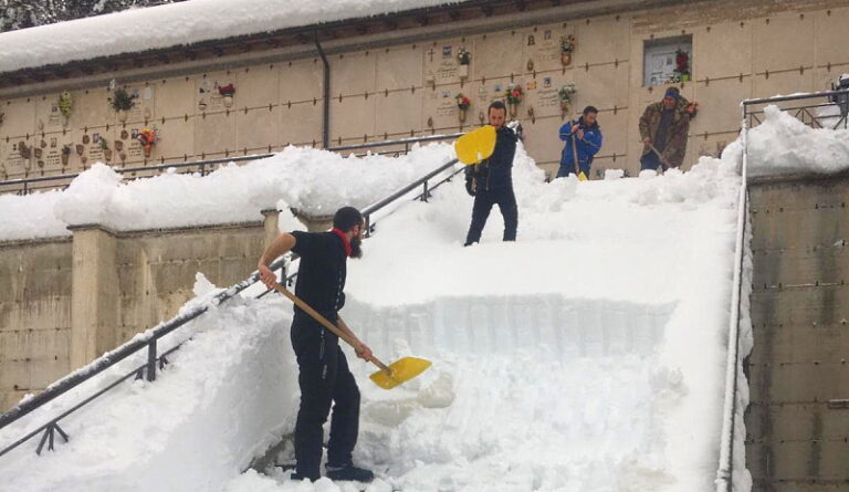 Ragazzi di Ovindoli liberano dalla neve il cimitero del paese, il Sindaco ringrazia