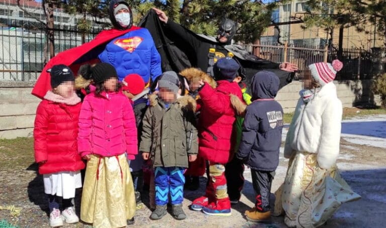 Batman e Superman hanno fatto visita ai bambini della scuola d'infanzia di San Benedetto dei Marsi