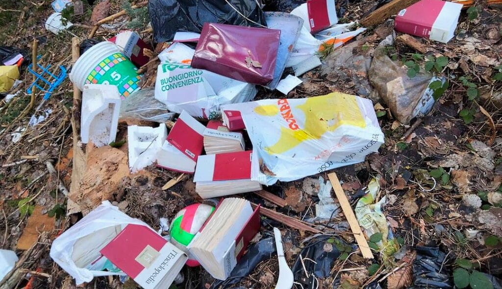 C'è persino un'enciclopedia tra i rifiuti abbandonati sulla strada tra Carsoli e Montesabinese