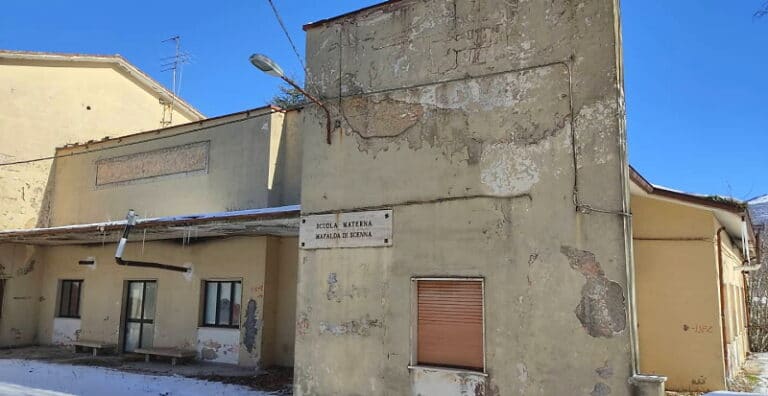 L'ex scuola materna di Collelongo sarà demolita per far posto a una nuova struttura