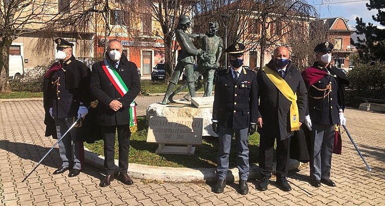 L'amministrazione di Avezzano omaggia il Questore Palatucci con una targa posta stamattina a Piazza Corbi