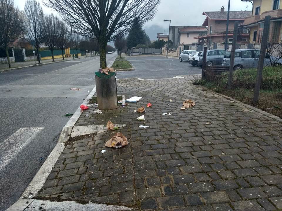 Gare di corsa con le macchine e rifiuti abbandonati in via Pace ad Avezzano, protesta dei residenti