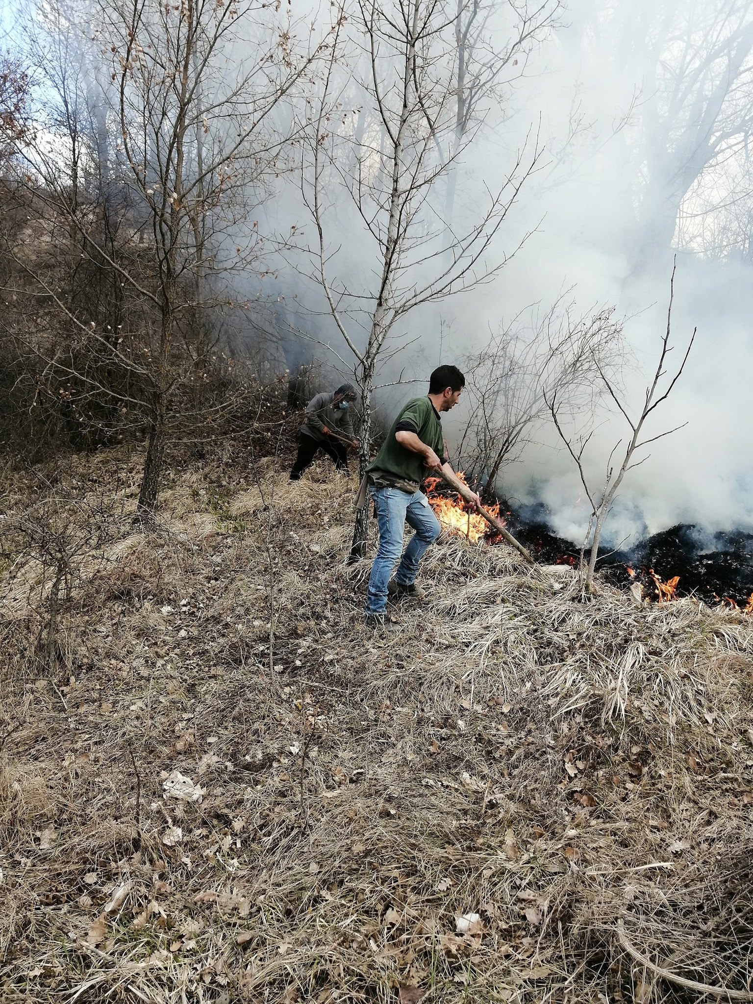 Incendio nei boschi delle “Surienti” ad Aielli, evitato il peggio grazie ai Vigili del Fuoco e ai volontari