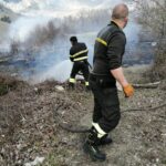 Incendio nei boschi delle “Surienti” ad Aielli, evitato il peggio grazie ai Vigili del Fuoco e ai volontari