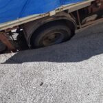 Cede l'asfalto al passaggio di un camion: necessario l'intervento della Polizia Locale
