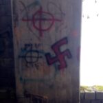 Scritte e simboli nazifascisti in un fabbricato di Pescasseroli