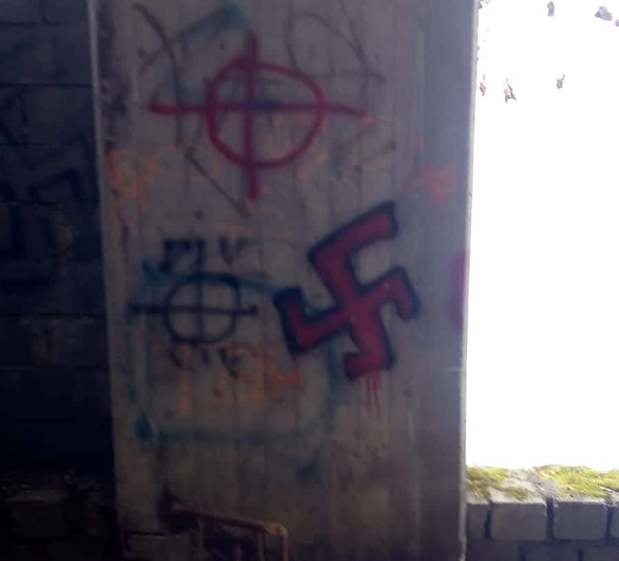 Scritte e simboli nazifascisti in un fabbricato di Pescasseroli