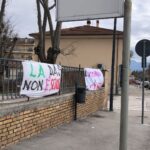 Manifestazione della Rete Nazionale “Scuola in Presenza”, ad Avezzano striscioni appesi nei cancelli delle scuole contro la DAD