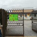 Manifestazione della Rete Nazionale “Scuola in Presenza”, ad Avezzano striscioni appesi nei cancelli delle scuole contro la DAD