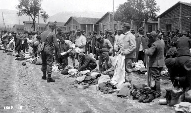 La distribuzione di indumenti ai prigionieri del Campo di Concentramento di Avezzano nel 1918