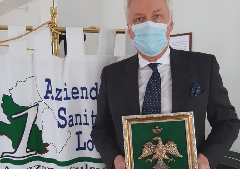 Consegnato al manager Testa lo stemma simbolo della città dell'Aquila come segno di riconoscenza agli operatori sanitari della Asl