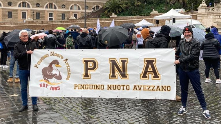 Diritto allo sport: Nazzareno Di Matteo e la Pinguino Nuoto Avezzano tra i manifestanti a Piazza del Popolo