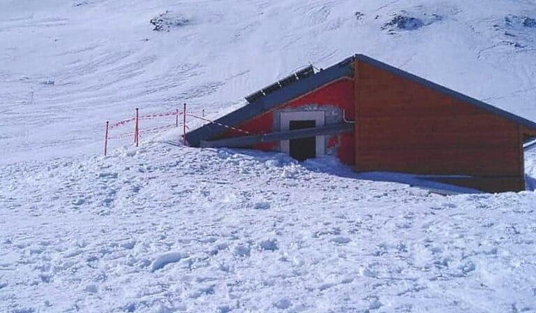 Il Rifugio Sebastiani, a 2102 metri, riemerge lentamente dalla neve