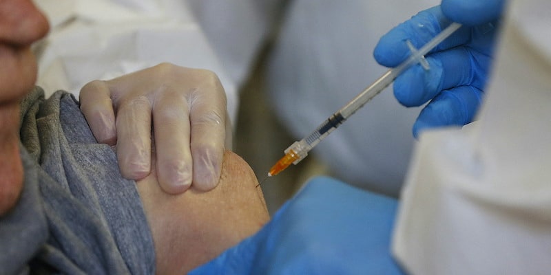 Primi vaccini a Pescina. Il Sindaco Zauri spiega ai cittadini come si svolge la somministrazione