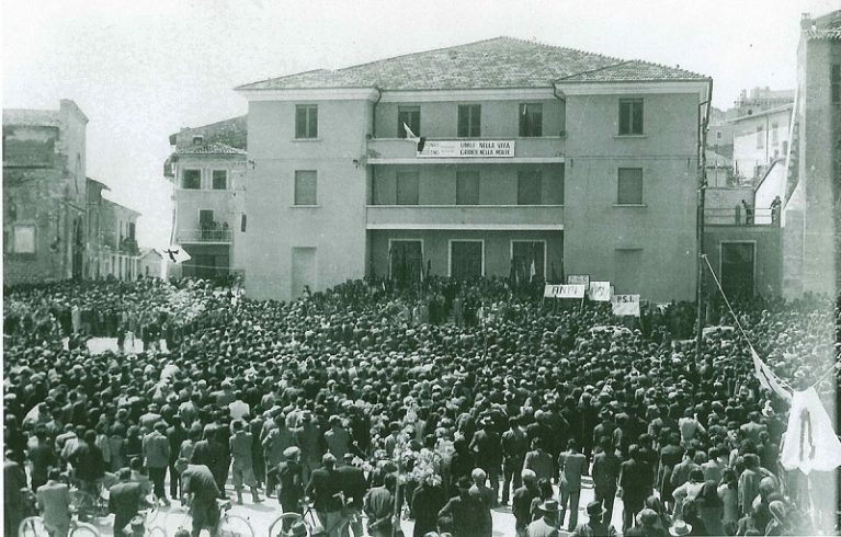 1200px-La_folla_radunata_in_piazza_il_giorno_dei_funerali_-_Celano_3_maggio_1950