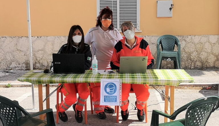 Volontari della Croce Verde Civitella Roveto a supporto dei cittadini per la registrazione sulla piattaforma vaccini