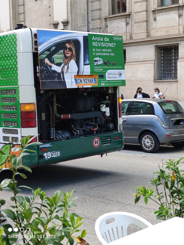Autobus in panne nei pressi del Tribunale ad Avezzano