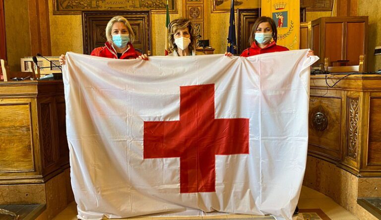 La bandiera della Croce Rossa esposta sul Palazzo di Città ad Avezzano fino al 9 maggio