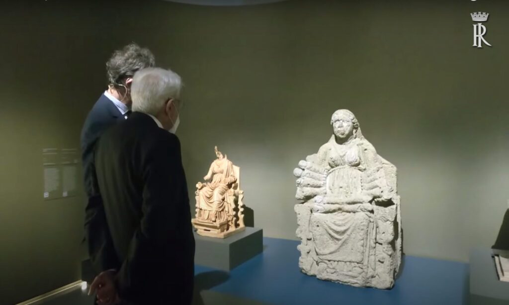 Il presidente della Repubblica ammira la statua in terracotta scoperta nel santuario di Angizia/FOTO