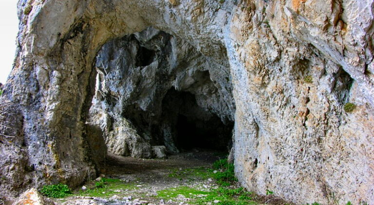 La catena che porta alla grotta di S. Benedetto sul Velino non è sicura. Il Sindaco di Magliano chiede un intervento immediato
