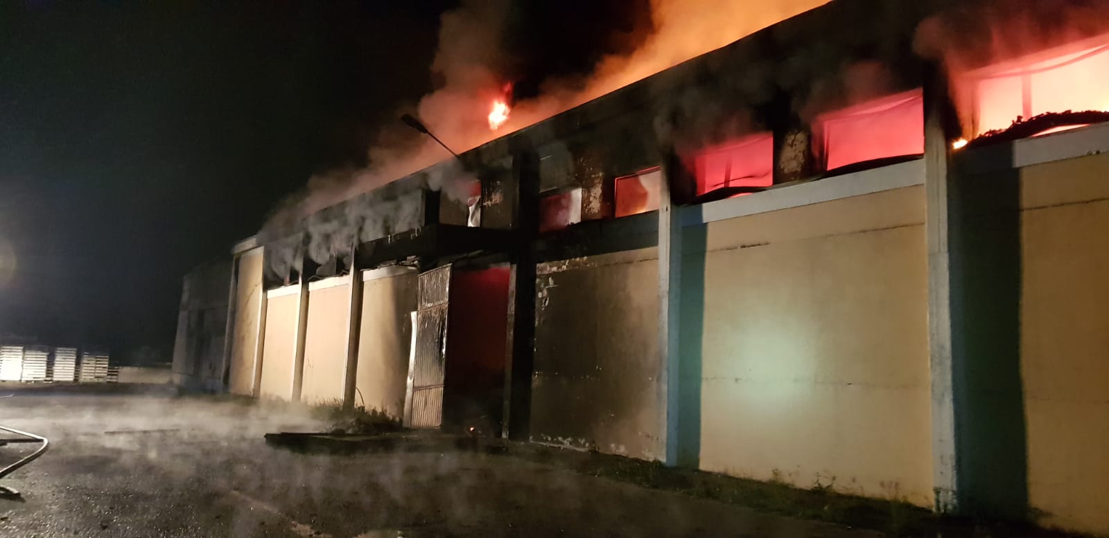 Violento incendio distrugge un capannone agricolo a Ortucchio