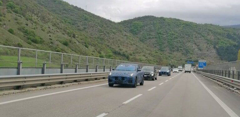 Due prototipi del nuovo Suv Alfa Romeo Tonale in giro per la Superstrada del Liri