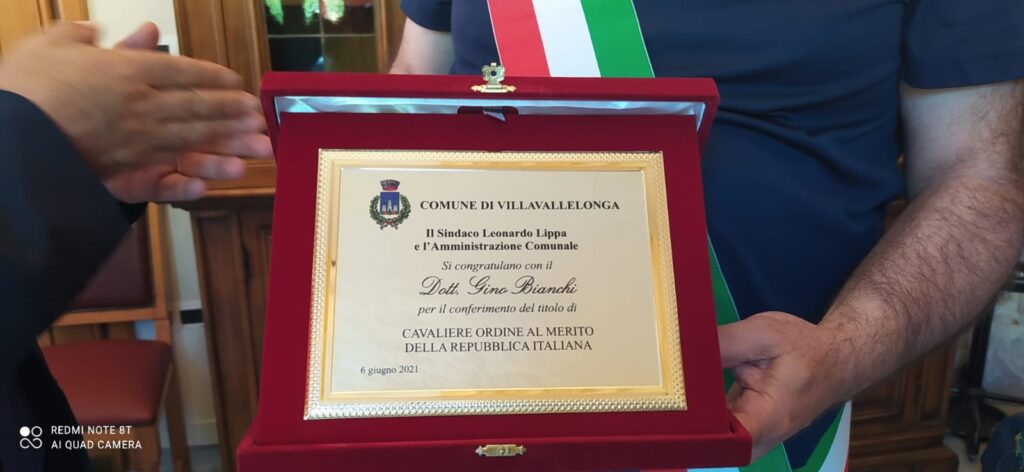 Alta onorificenza di Cavaliere all’ordine del Merito al Dott. Gino Bianchi, il Comune di Villavallelonga gli consegna una targa