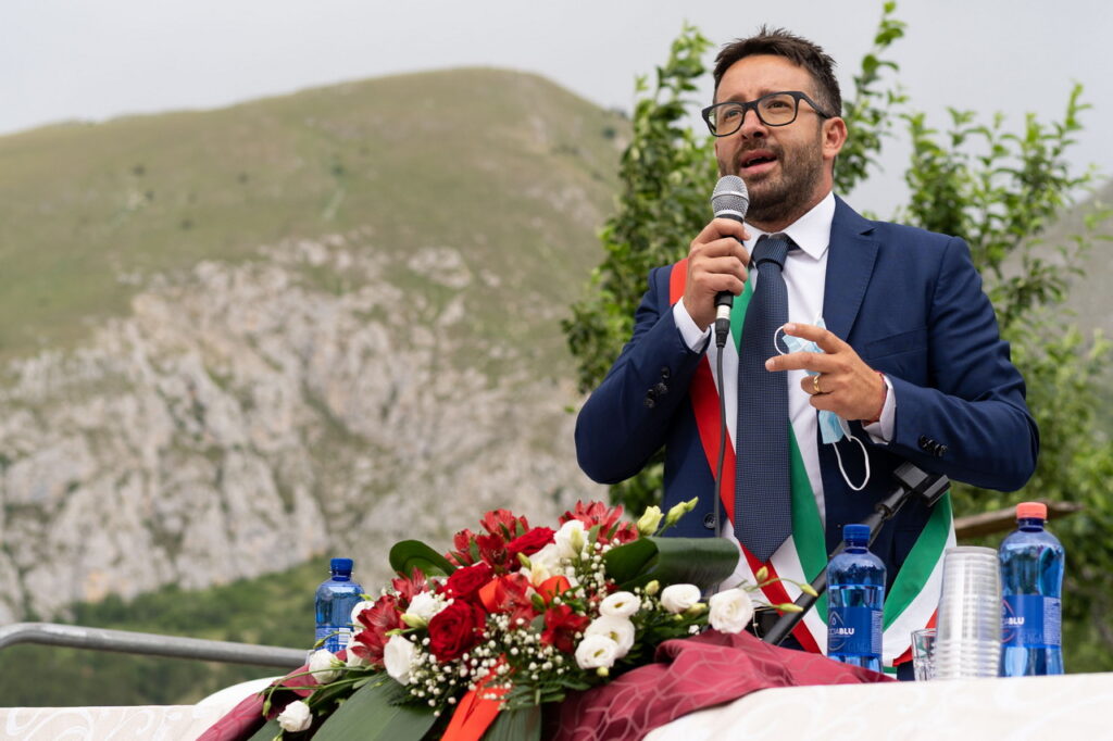 Il Ministro Franceschini ad Aielli inaugura la nuova opera muraria dedicata a Dante Alighieri: “Spero che tanti altri Comuni seguano Aielli come esempio”