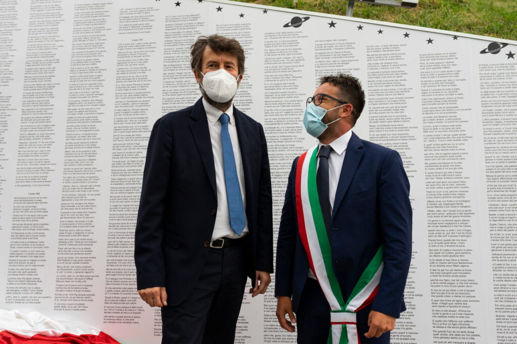 Il Ministro Franceschini ad Aielli inaugura la nuova opera muraria dedicata a Dante Alighieri: “Spero che tanti altri Comuni seguano Aielli come esempio”