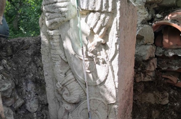Rinvenimento archeologico a Corcumello: si tratta di un imponente fregio figurato con armi di epoca romana